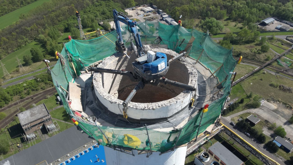 Z panoramy Zdzieszowic znika charakterystyczny komin [fot. ArcelorMittal Poland]