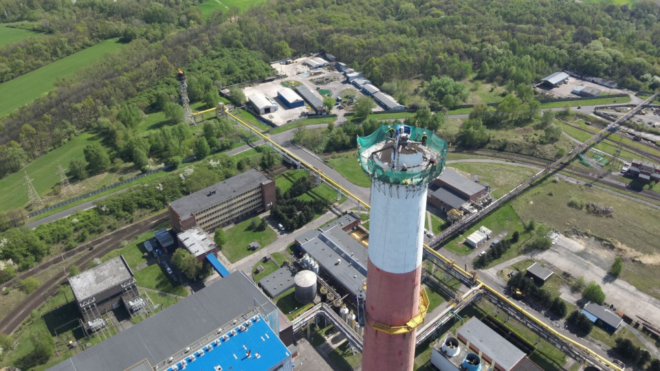 Z panoramy Zdzieszowic znika charakterystyczny komin [fot. ArcelorMittal Poland]