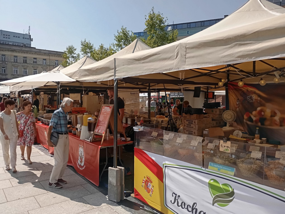 Festiwal Oposlkich smaków trwa na pl. Kopernika [fot. Adam Wołek]