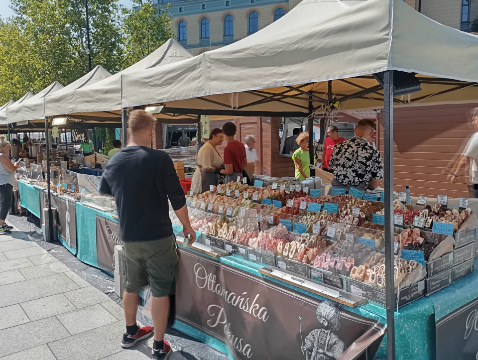 Festiwal Oposlkich smaków trwa na pl. Kopernika [fot. Adam Wołek]