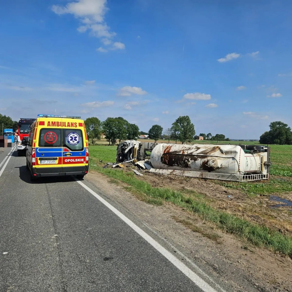 Wypadek cysterny na DK39 fot. KP PSP w Namysłowie