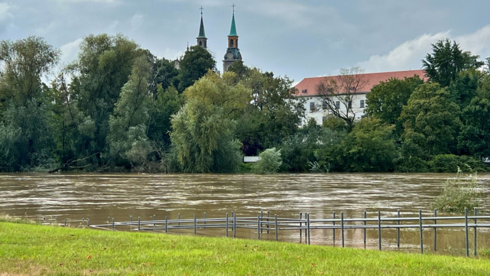 Brzeska młodzież pomaga w obronie miasta przed wielką wodą [fot. Daniel Klimczak]