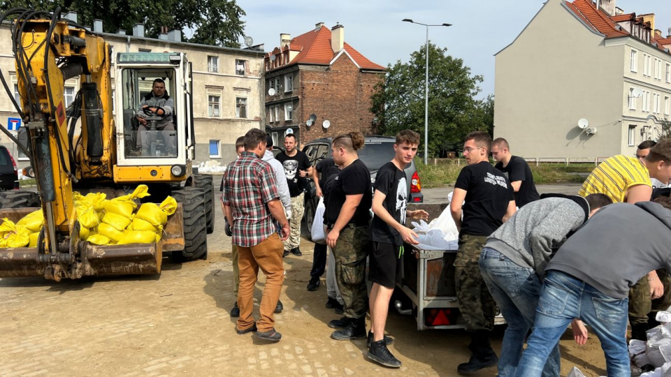 Brzeska młodzież pomaga w obronie miasta przed wielką wodą [fot. Daniel Klimczak]