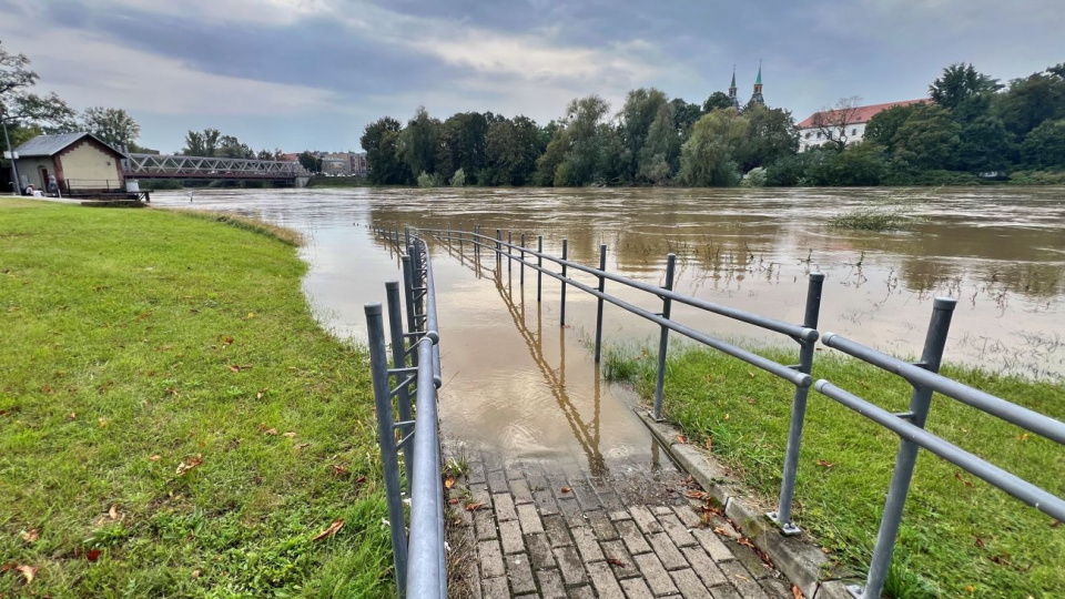 Brzeska młodzież pomaga w obronie miasta przed wielką wodą [fot. Daniel Klimczak]