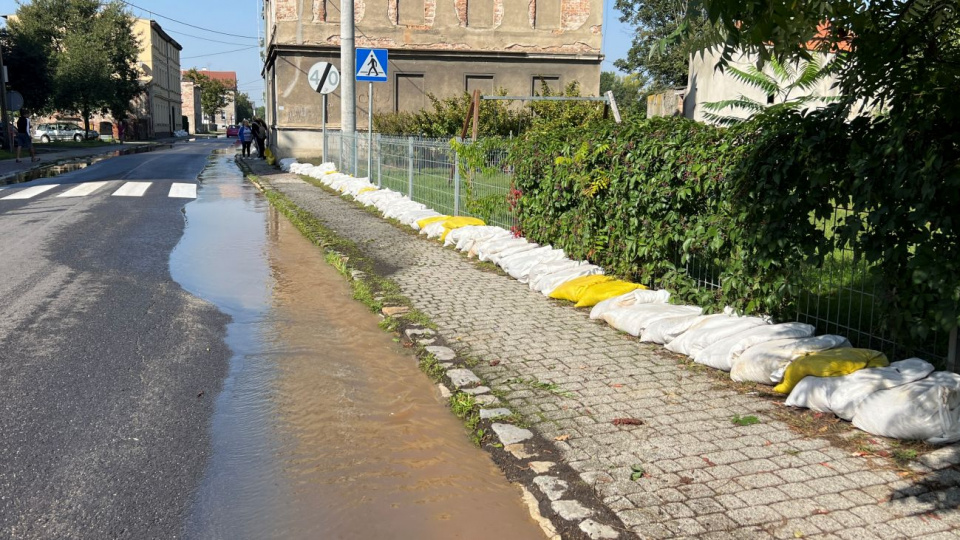 Mieszkańcy Oławskiej w Brzegu na razie nie mają większych problemów z wodą [fot. Daniel Klimczak]