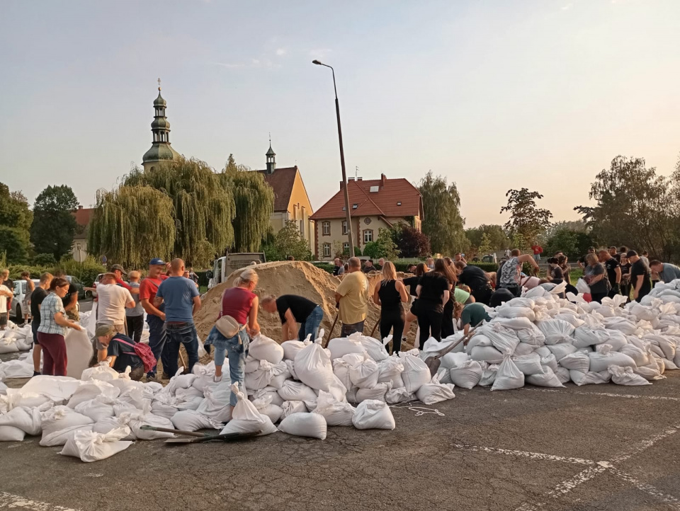 Mieszkańcy dzielnicy Czarnowąsy umacniają wał [fot. Adam Wołek]