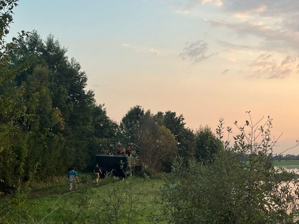 Akcja mieszkańców i służb w Osieku Grodkowskim [fot. fb Urząd Miejski w Grodkowie]