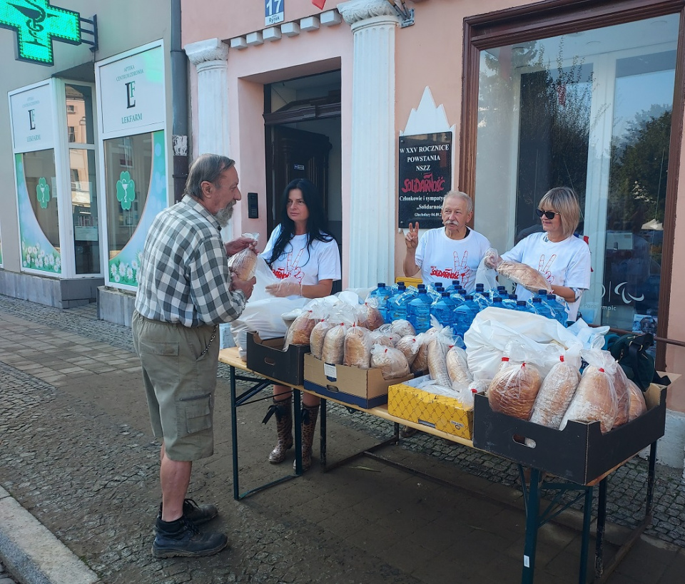 Rynek w Głuchołazach. Z pomocą dla powodzian przyjechali związkowcy opolskiej Solidarności [fot. Jan Poniatyszyn]