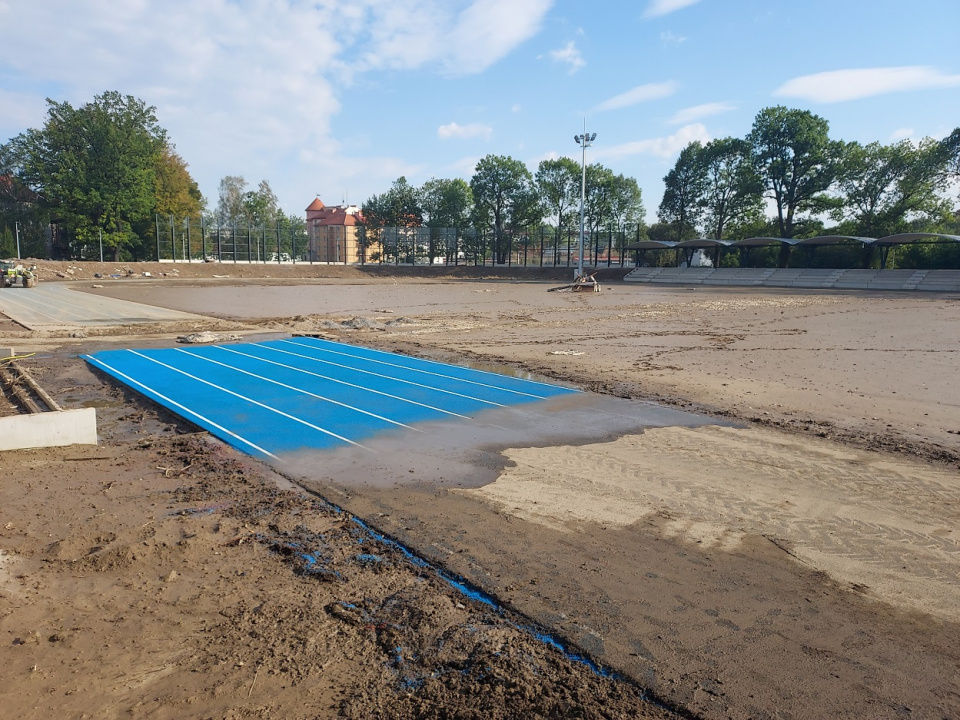 Stadion miejski w Prudniku po powodzi [fot. Jan Poniatyszyn]