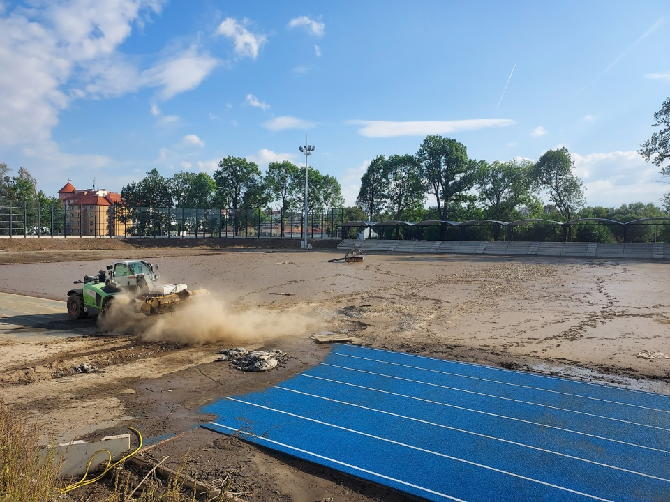 Stadion miejski w Prudniku po powodzi [fot. Jan Poniatyszyn]