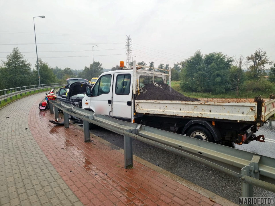 Na ul. Niemodlińskiej w Opolu doszło do zderzenia dwóch aut (fot. MARIO)