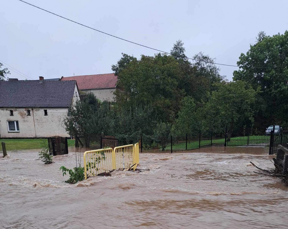 Trzebina w czasie powodzi. Wezbrany potok przepływający przez wieś [fot. Sołectwo Trzebina]