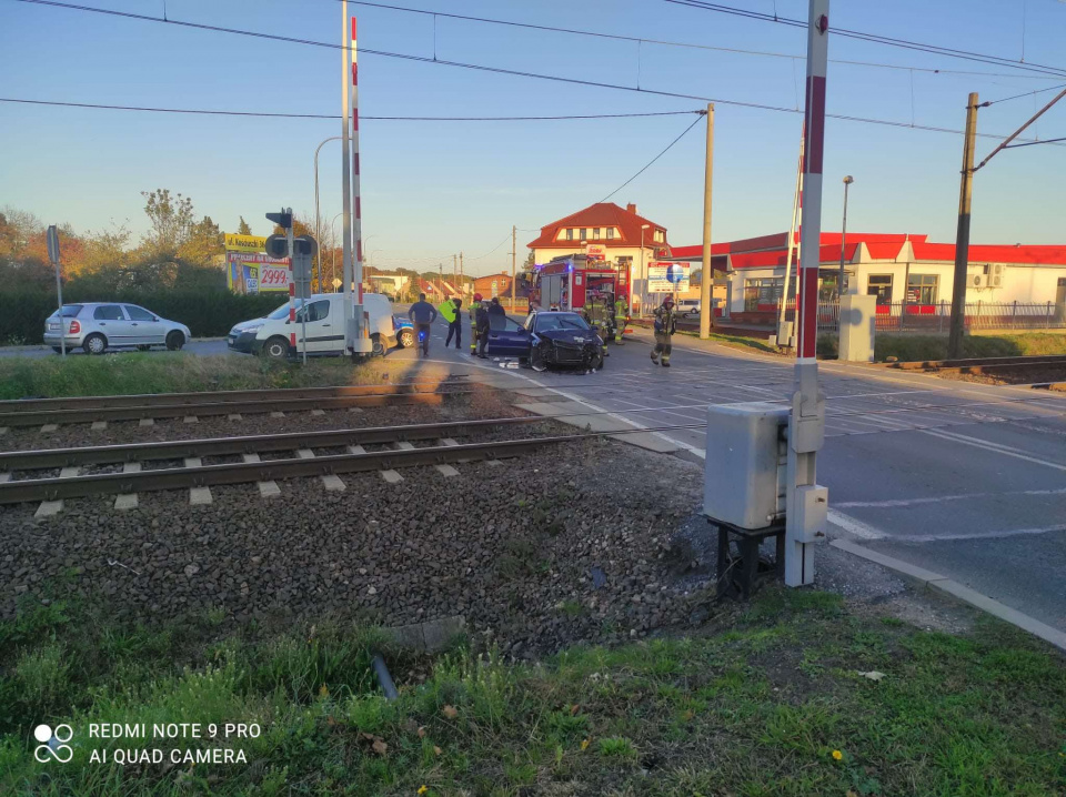 Zderzenie samochodu z pociągiem w Oleśnie [fot. fb/Oleskie Jednostki Pożarnicze]