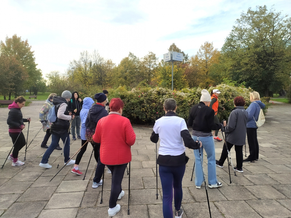 Marsz nordic walking w ramach "białej soboty" OCO [fot. Witold Wośtak