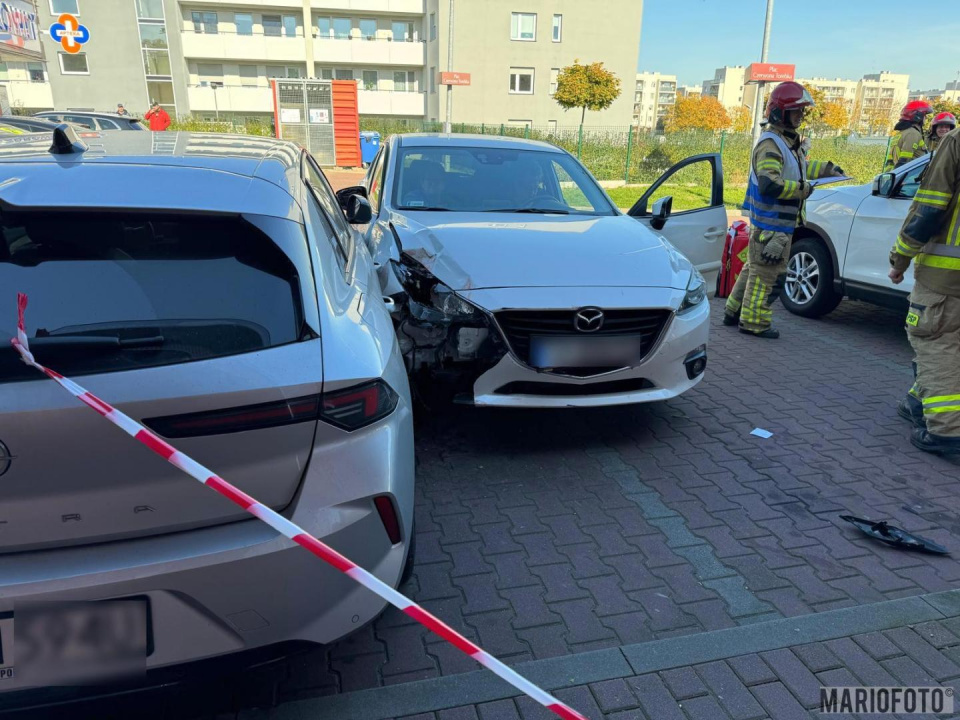 Auto uderzyło w witrynę sklepu [fot. Mario]