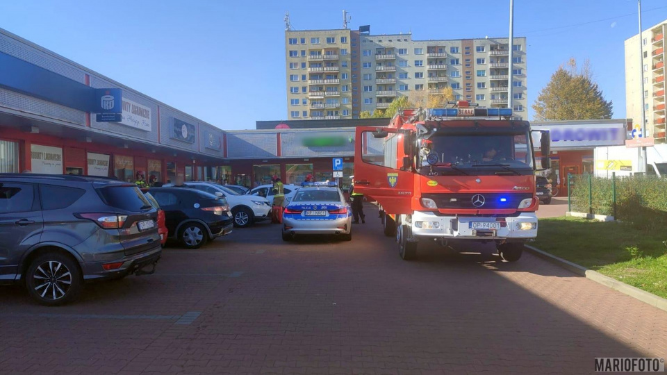 Auto uderzyło w witrynę sklepu [fot. Mario]