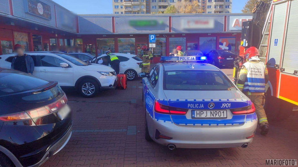 Auto uderzyło w witrynę sklepu [fot. Mario]