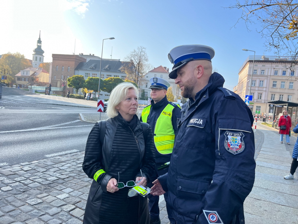 Opolska policja przekonywała mieszkańców do noszenia odblasków [fot. Monika Matuszkiewicz]