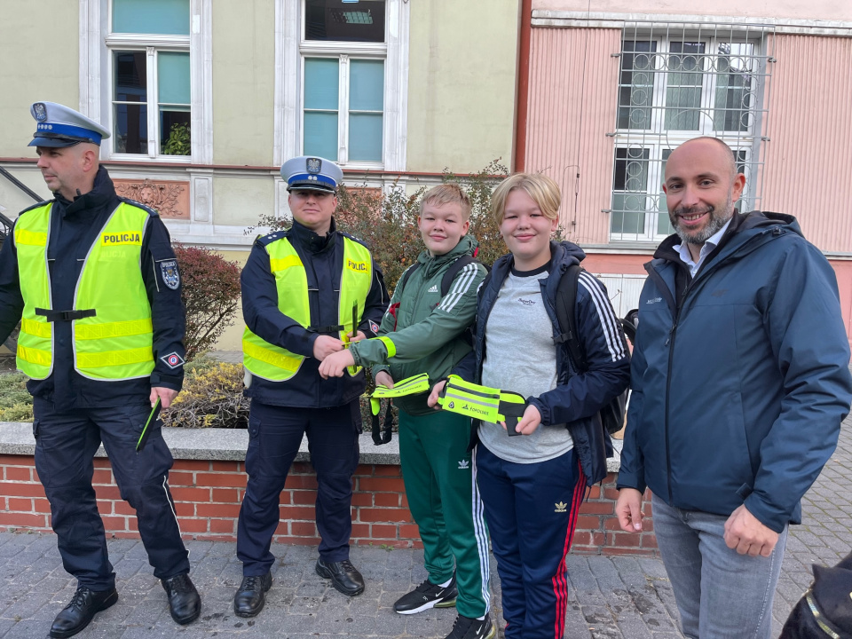 Opolska policja przekonywała mieszkańców do noszenia odblasków [fot. Monika Matuszkiewicz]