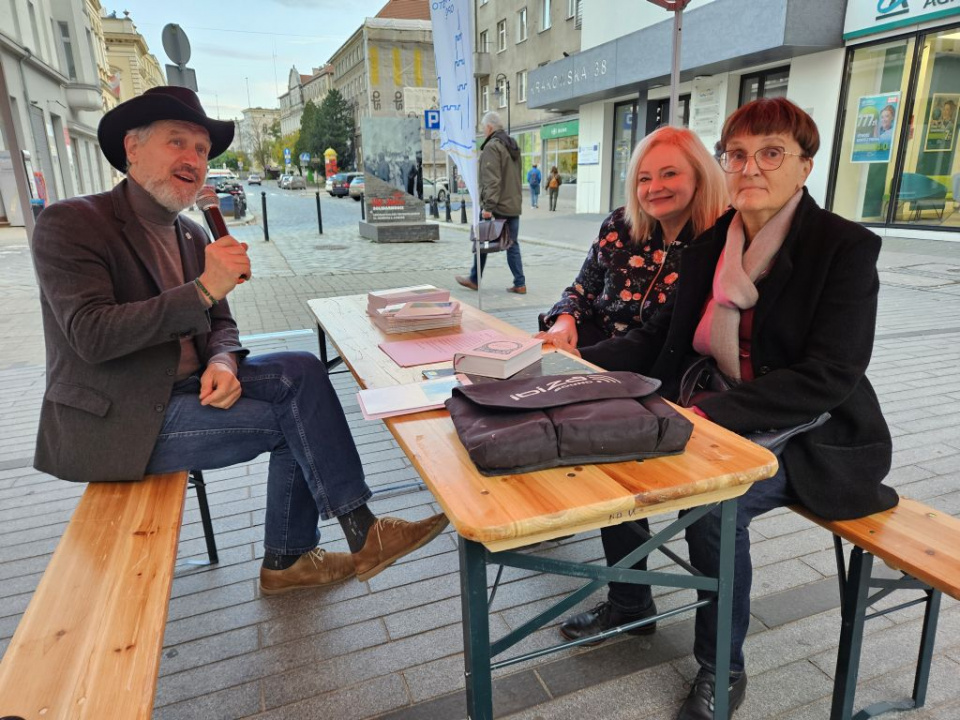 Opolanie czytali wiersze Zbigniewa Herberta w setną rocznicę jego urodzin [fot. Katarzyna Zawadzka]