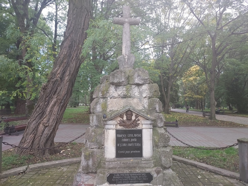 Iwano-Frankiwsk, dawny Stanisławów. Pomnik zmarłego w tym mieście polskiego poety Maurycego Gosławskiego [fot. Jan Poniatyszyn]