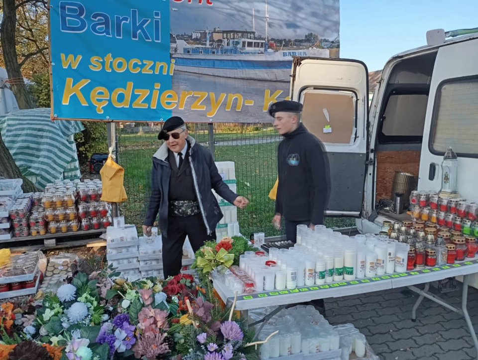 Harcerze sprzedają znicze, zbierają na remont barki