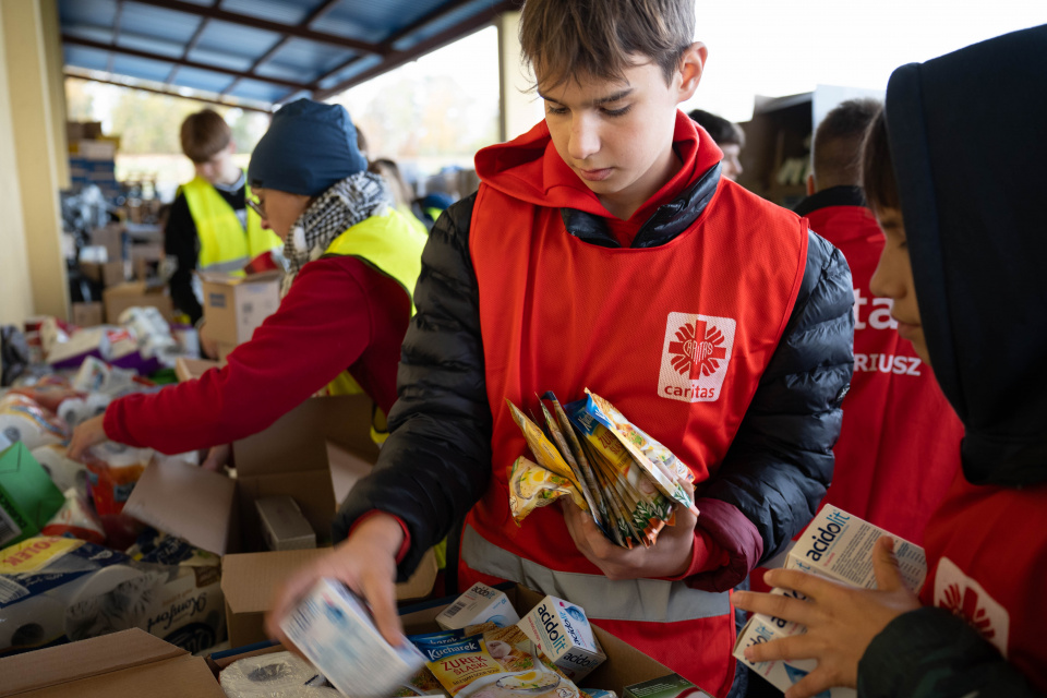 Caritas Diecezji Opolskiej wraz z młodzieżą przygotowuje paczki dla powodzian [fot. Marcin Skomudek]