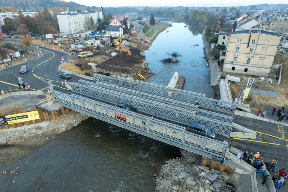 Nowy most tymczasowy w Głuchołazach. Przeprawy pochodzi z zasobów Rządowej Agencji Rezerw Strategicznych [fot. Adam Dubiński]