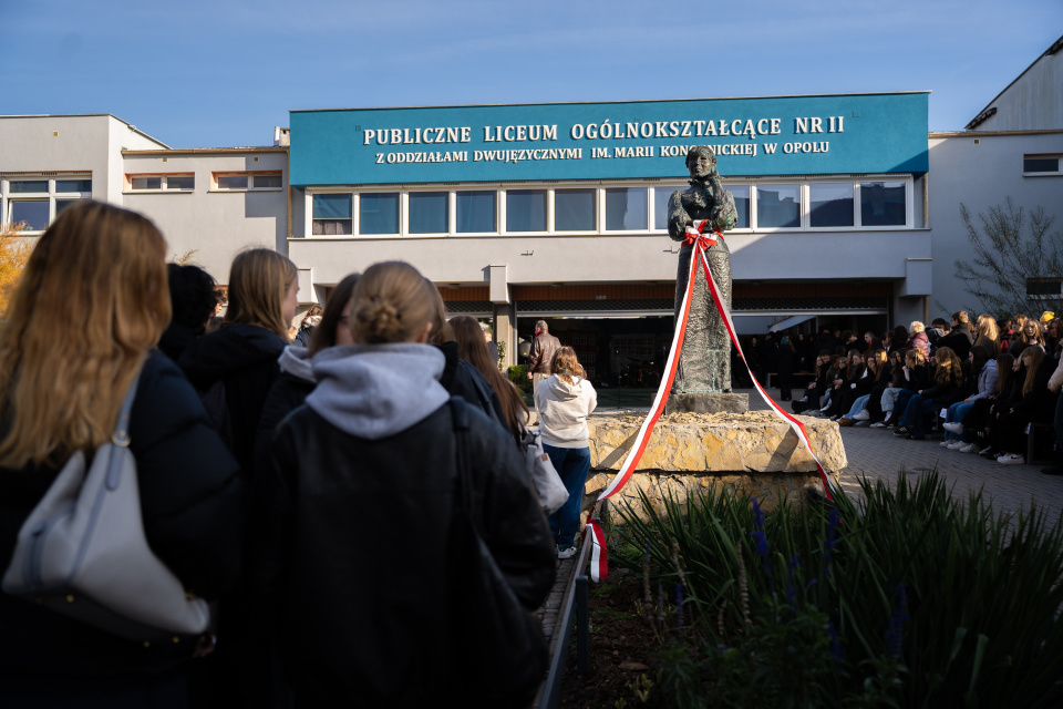 Uroczyste odsłonięcie odrestaurowanego pomnika Marii Konopnickiej przed Liceum Ogólnokształcącego nr 2 w Opolu [fot. Marcin Boczek]