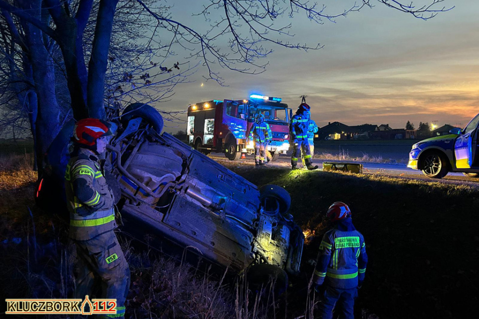 Dachowanie na DK45 w Kuniowie [fot. www.facebook.com/Kluczbork 112/Ochotnicza Straż Pożarna w Kuniowie ]