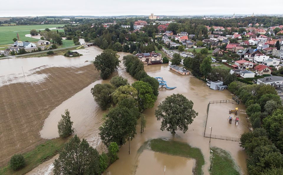 Zalane przez powódź grunty rolne i hotel na peryferiach Prudnika [fot. Maciej Godlewski]