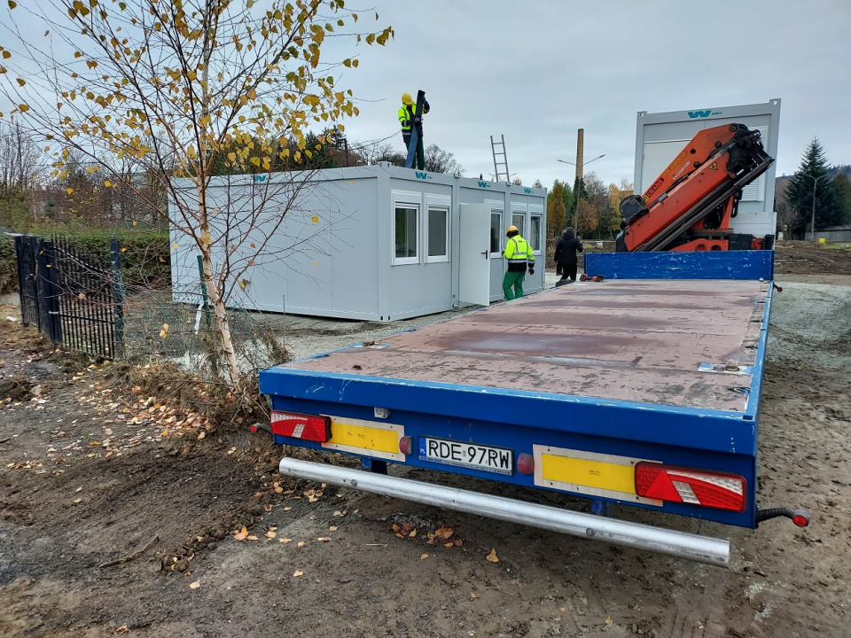 Kontenerowy domek modułowy dla powodzian w Głuchołazach [fot. Jan Poniatyszyn]