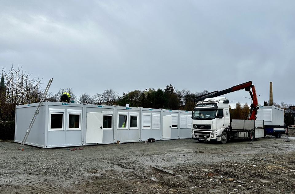 Montaż kolejnych domków modułowy dla powodzian w Głuchołazach [fot. Jan Poniatyszyn]