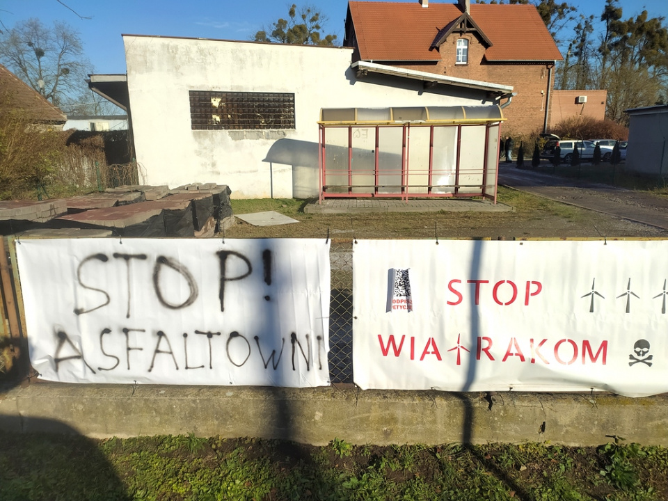 Protest przeciwko budowie wytwórni mas bitumicznych w Ligocie Dolnej obok Kluczborka [fot. Witold Wośtak]