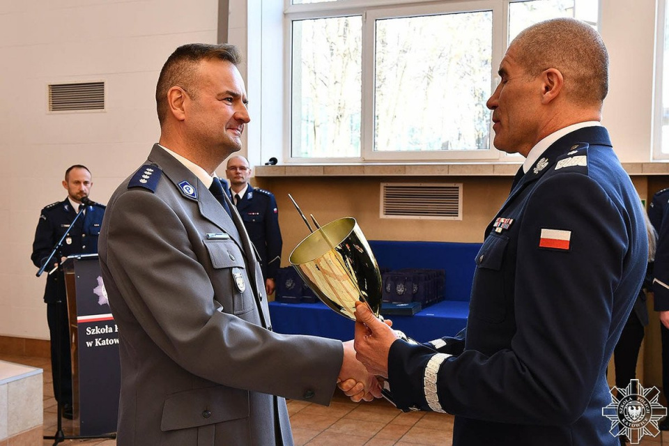 Nadkomisarz Michał Szaraniec (po lewej) [fot. archiwum opolskiej policji]