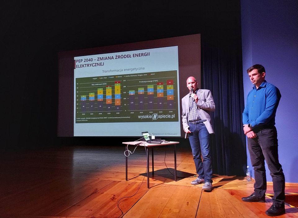 Centrum Kultury w Głogówku. Do budowy elektrowni wiatrowych przekonywał mieszkańców inwestor [fot. Jan Poniatyszyn]