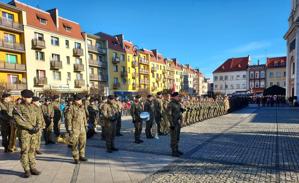 Prudnicki rynek. Uroczysta przysięga żołnierzy 13. Śląskiej Brygady Obrony Terytorialnej [fot. Jan Poniatyszyn]