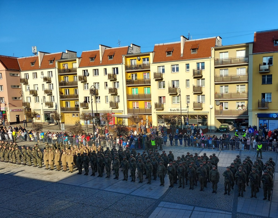 Prudnicki rynek. Uroczysta przysięga żołnierzy 13. Śląskiej Brygady Obrony Terytorialnej [fot. Jan Poniatyszyn]