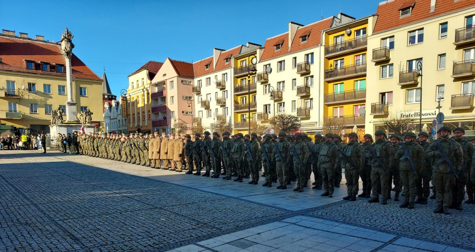 Prudnicki rynek. Uroczysta przysięga żołnierzy 13. Śląskiej Brygady Obrony Terytorialnej [fot. Jan Poniatyszyn]