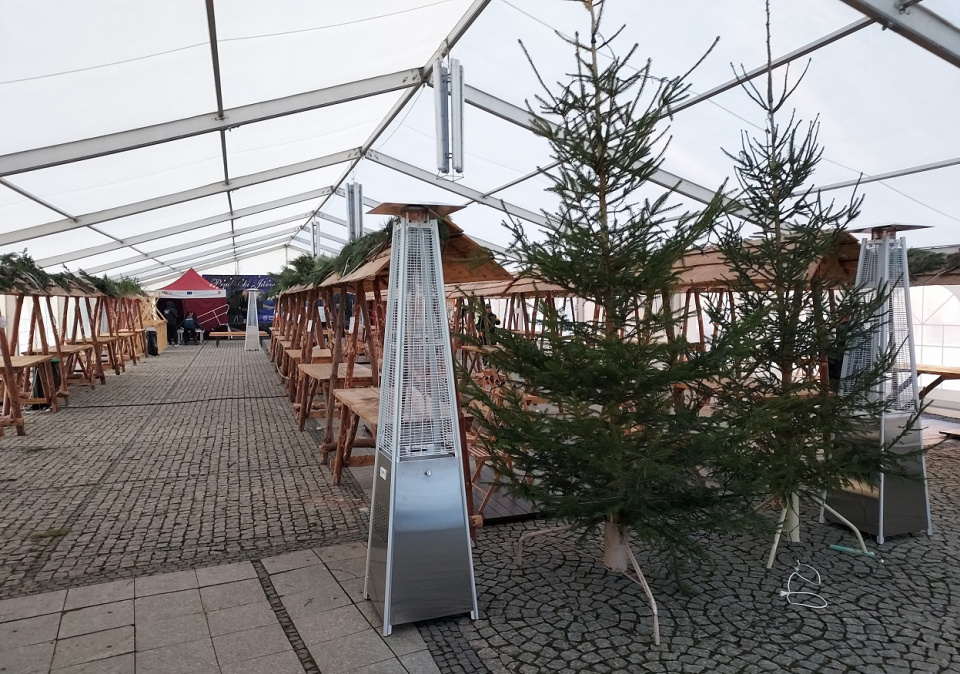 Prudnicki rynek. Zakończono przygotowania do przedświątecznego Jarmarku Bożonarodzeniowy [fot. Jan Poniatyszyn]