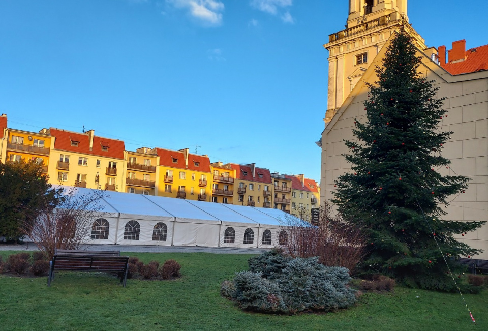 Prudnicki rynek. Zakończono przygotowania do przedświątecznego Jarmarku Bożonarodzeniowego [fot. Jan Poniatyszyn]