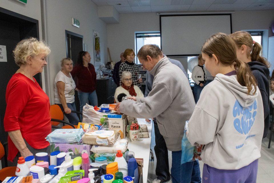 Świąteczne paczki dla potrzebujących seniorów [fot. mat. Centrum senior w Opolu]