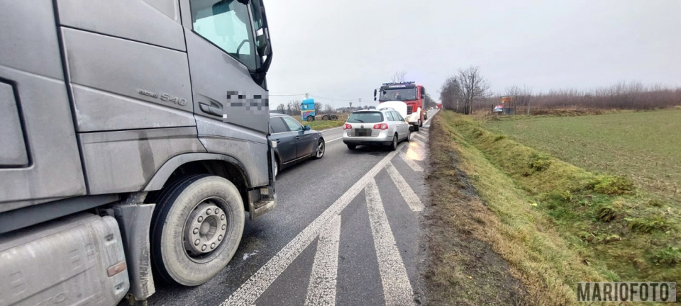 Zderzenie dwóch osobówek i dwóch ciężarówek na DW 401 w Chróścinie Nyskiej (fot. Mario)