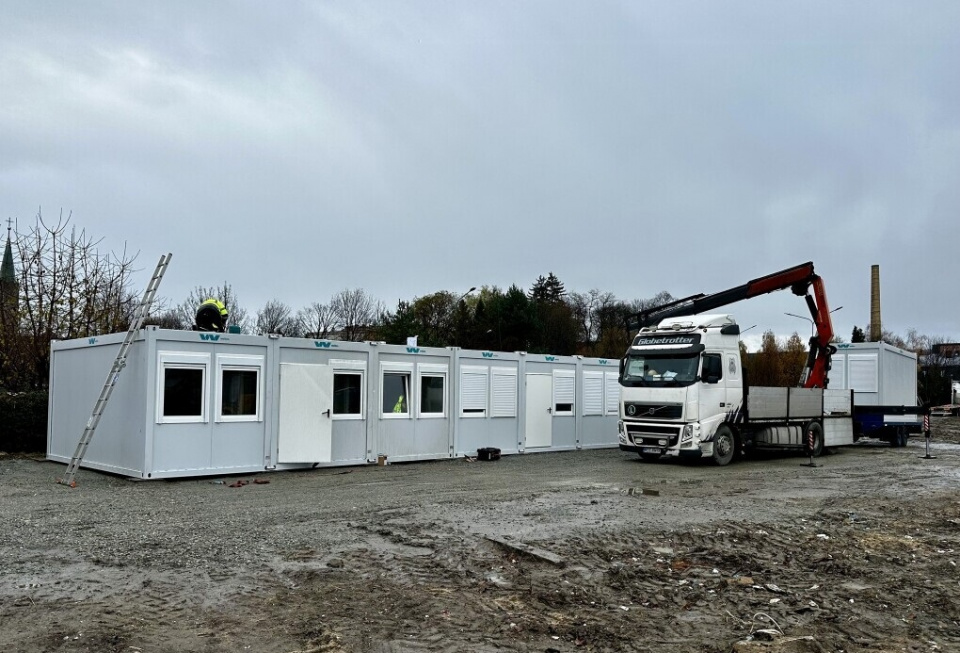 Teren targowiska miejskiego w Głuchołazach. Modułowe domki kontenerowe dla powodzian [fot. UM Głuchołazy]