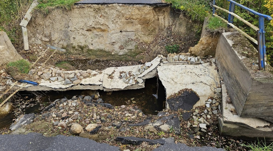 Zniszczony przez powódź most na drodze powiatowej Piechocice – Grabina [fot. słuchacz Radia Opole]