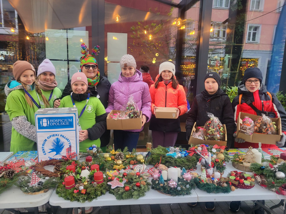 Uczniowie opolskich szkół wsparli kiermasz dla hospicjum Betania [fot. Katarzyna Doros-Stachoń]