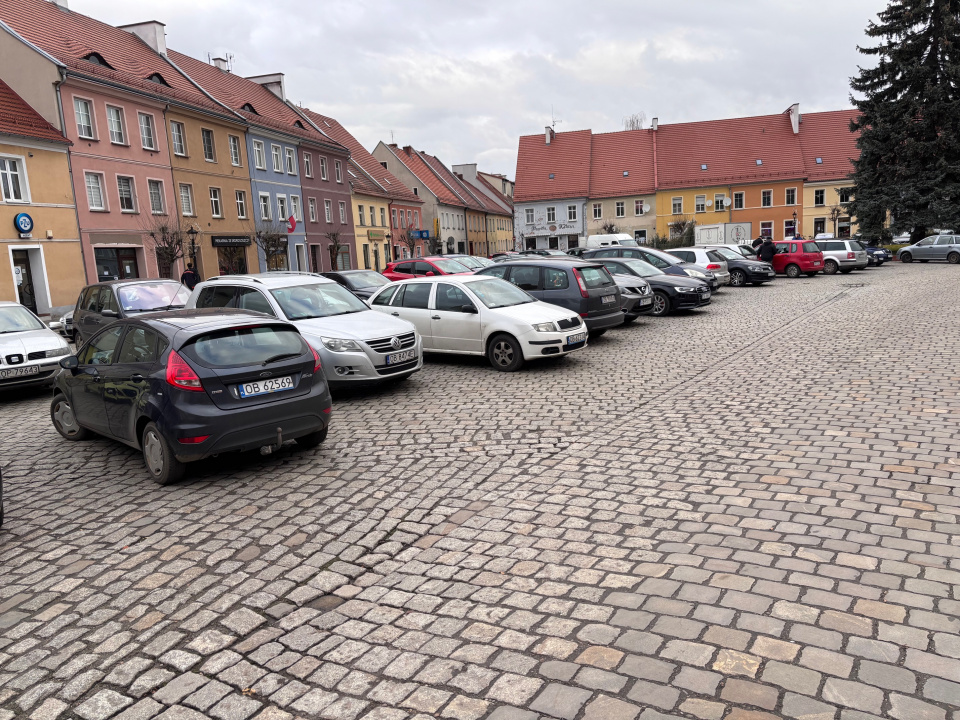 Rynek w Lewinie Brzeskim [fot. Jakub Biel]