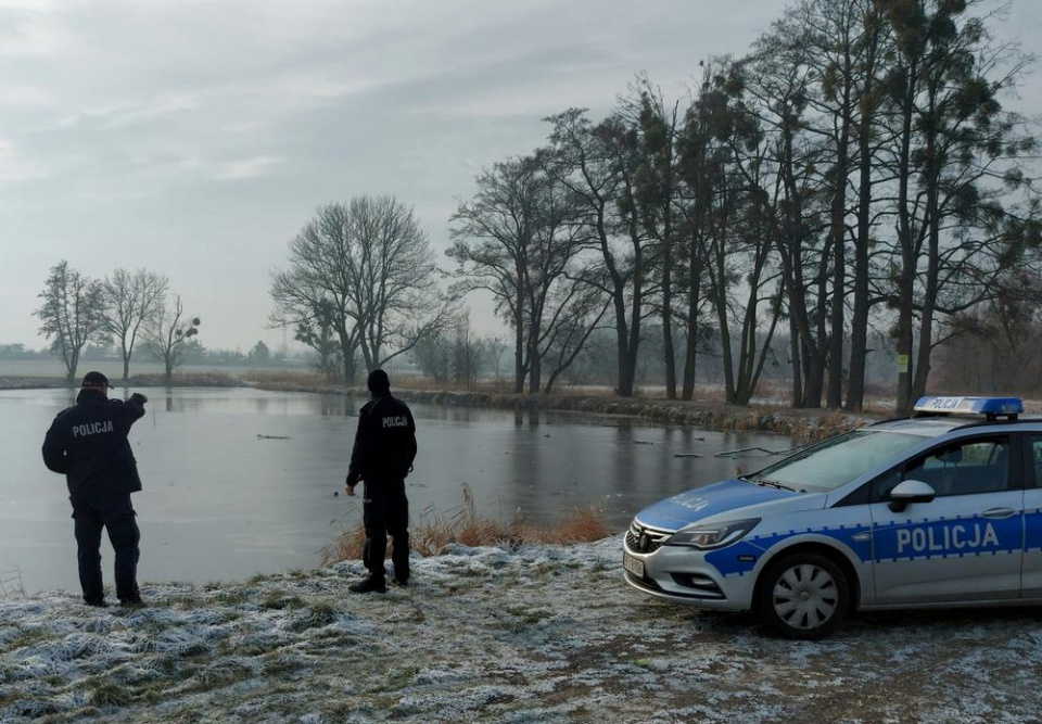 Brzescy policjanci uratowali topiącego się mężczyznę [fot. KPP Brzeg]