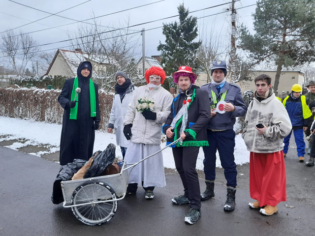 Niedźwiedź odwiedzał mieszkańców Niewodnik. Tu wodzenie ma 30-letnią tradycję [ZDJĘCIA]