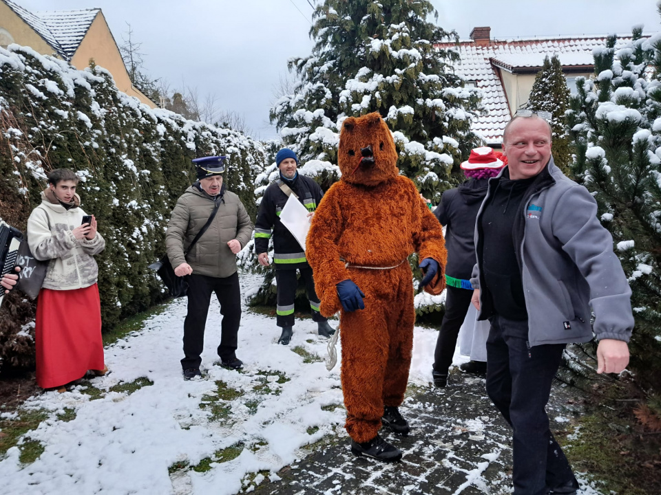 Wodzenie niedźwiedzia w Niewodnikach [fot. Katarzyna Doros-Stachoń]